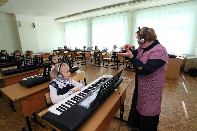 ...и учит сочинять музыку в специальном классе на синтезатор ...и учит сочинять музыку в специальном классе на синтезатор