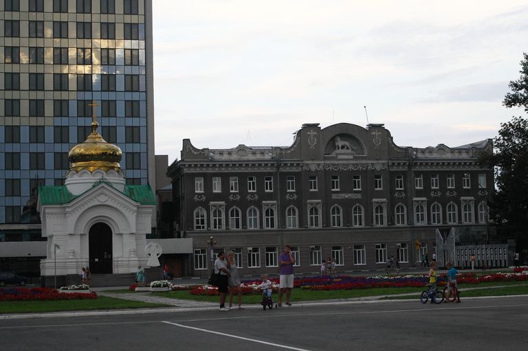 Главная площадь Саратова - Театральная площадь, за 450-летн Главная площадь Саратова - Театральная площадь, за 450-летн