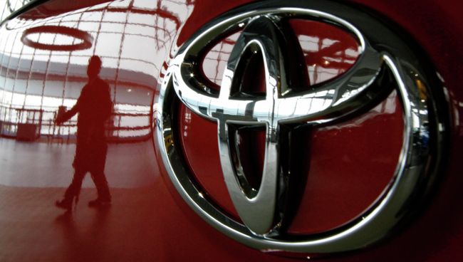 Машина в автосалоне компании Toyota в Токио