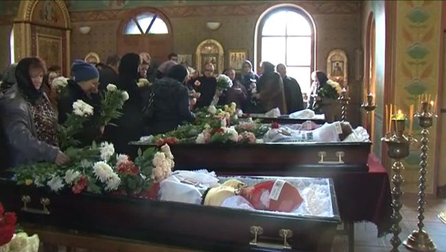 Сбитых пьяным водителем на Минской улице детей хоронили с закрытыми лицами Сбитых пьяным водителем на Минской улице детей хоронили с закрытыми лицами