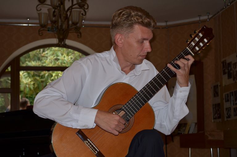 Тёплый ялтинский вечер, камерная обстановка Дома-музея Чехов Тёплый ялтинский вечер, камерная обстановка Дома-музея Чехов