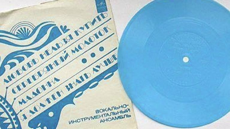 Гибкая граммпластинка с записями The Beatles группы журнал Кругозор и Фирма Мелодия. 1974 год