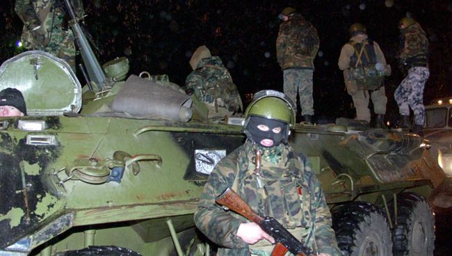 Внутренние войска МВД у здания Театрального центра на Дубровке, захваченного террористами
