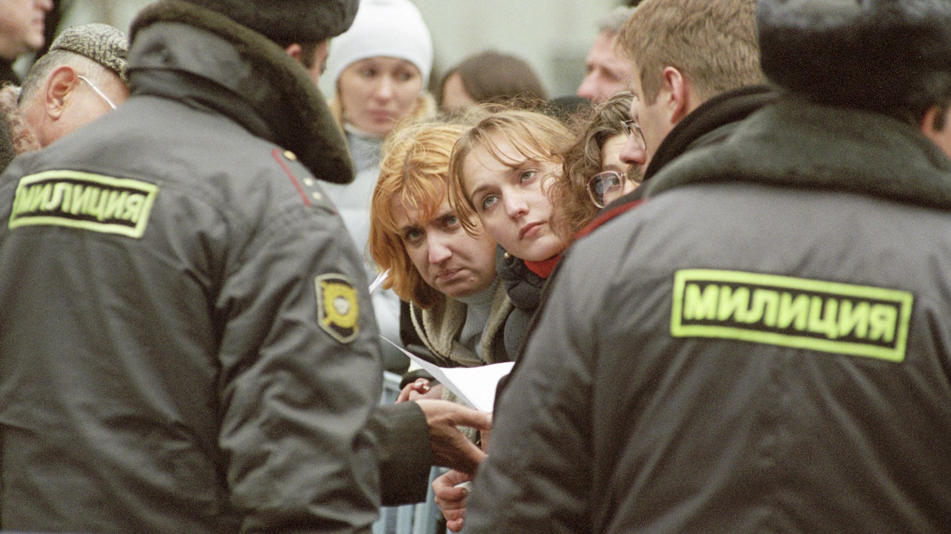 Милицейское оцепление сдерживает родных и близких заложников возле Театрального центра на Дубровке - РИА Новости, 1920, 07.06.2025