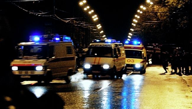 Автомобили скорой помощи у Театрального центра на Дубровке. Архивное фото Автомобили скорой помощи у Театрального центра на Дубровке. Архивное фото