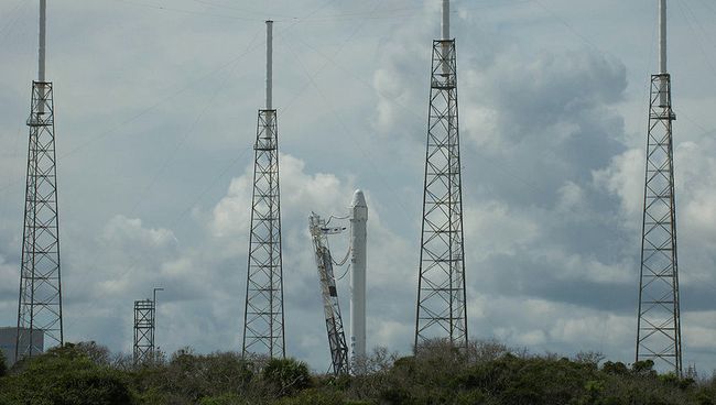 Ракета Falcon 9 на старте. Архивное фото