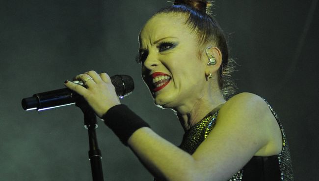 Вокалистка рок-группы Garbage Ширли Энн Мэнсон во время выступления группы в Концертном зале Известия Hall в Москве. Архивное фото