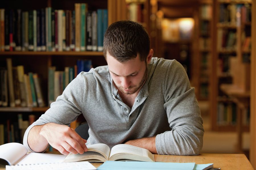 Мужчина читает книгу 