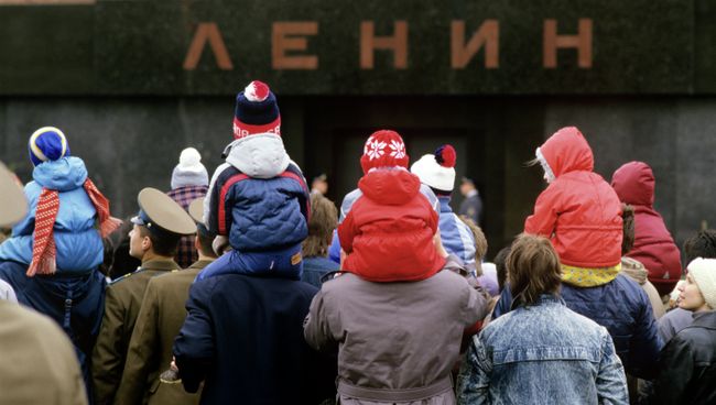 Москвичи у мавзолея В.И. Ленина. Архивное фото Москвичи у мавзолея В.И. Ленина. Архивное фото