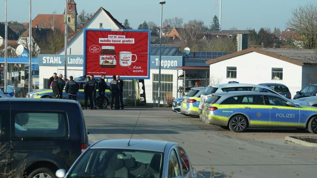 Полиция в Рот-ам-Зе на юго-западе Германии. 24 января 2020 Полиция в Рот-ам-Зе на юго-западе Германии. 24 января 2020