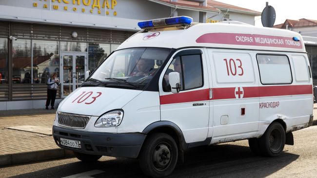Автомобиль скорой медицинской помощи у терминала международного аэропорта Краснодар 