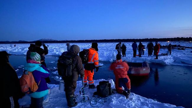 На Сахалине в Заливе Мордвинова с оторвавшейся льдины эвакуировали более 250 рыбаков из 600. 28 января 2020 На Сахалине в Заливе Мордвинова с оторвавшейся льдины эвакуировали более 250 рыбаков из 600. 28 января 2020