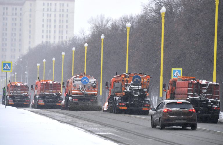 Снегоуборочная техника коммунальных служб во время уборки снега на в Москве Снегоуборочная техника коммунальных служб во время уборки снега на в Москве