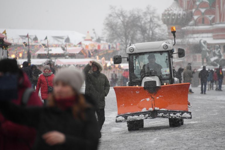 Снегоуборочная техника коммунальных служб во время уборки снега в Москве Снегоуборочная техника коммунальных служб во время уборки снега в Москве