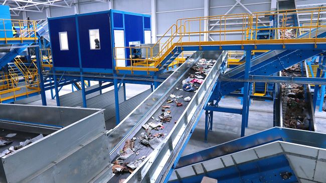 Лента сортировки мусора комплекса по переработке отходов Лента сортировки мусора комплекса по переработке отходов