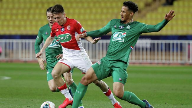 Soccer Football - Coupe de France - Round of 16 - AS Monaco v AS Saint-Etienne - Stade Louis II, Monaco - January 28, 2020 AS Monaco's Aleksandr Golovin in action with Saint Etienne's Romain Hamouma and William Saliba REUTERS/Eric Gaillard Soccer Football - Coupe de France - Round of 16 - AS Monaco v AS Saint-Etienne - Stade Louis II, Monaco - January 28, 2020 AS Monaco's Aleksandr Golovin in action with Saint Etienne's Romain Hamouma and William Saliba REUTERS/Eric Gaillard