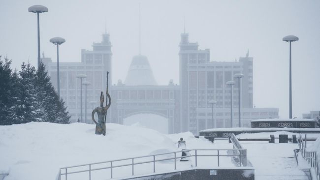 Заснеженная площадь в Нур-Султане в январе 2020 Заснеженная площадь в Нур-Султане в январе 2020