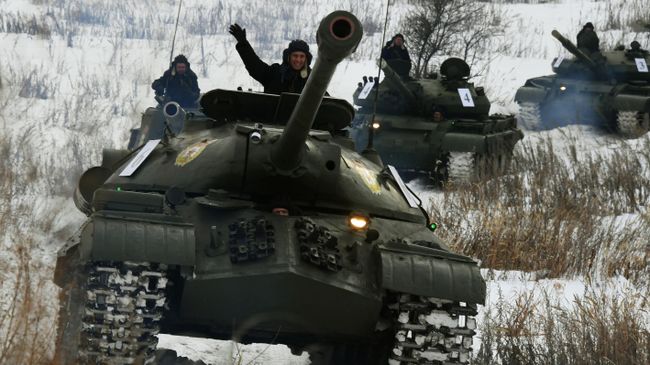 Советский тяжёлый танк ИС-3 (на первом плане) во время показательного выезда на Центральной базе хранения бронетанковой техники Восточного военного округа в Приморском крае Советский тяжёлый танк ИС-3 (на первом плане) во время показательного выезда на Центральной базе хранения бронетанковой техники Восточного военного округа в Приморском крае