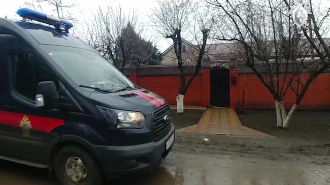 Автомобиль Следственного комитета РФ у дома депутата законодательного собрания Ростовской области Андрея Алабушева в Зернограде Автомобиль Следственного комитета РФ у дома депутата законодательного собрания Ростовской области Андрея Алабушева в Зернограде