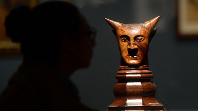 Скульптура Поля Гогена Head with Horns на выставке в Музее современного искусства в Нью-Йорке Скульптура Поля Гогена Head with Horns на выставке в Музее современного искусства в Нью-Йорке