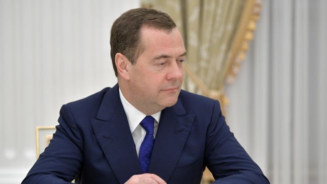 Заместитель председателя Совета безопасности РФ Дмитрий Медведев перед началом встречи президента РФ Владимира Путина с ушедшими в отставку членами правительства РФ
