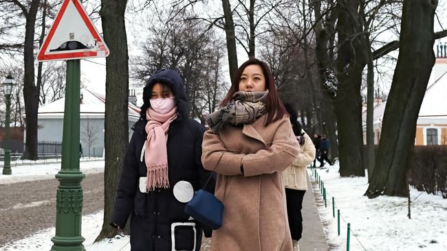 Иностранные туристы на территории Петропавловской крепости в Санкт-Петербурге. Иностранные туристы на территории Петропавловской крепости в Санкт-Петербурге.