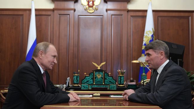 Президент РФ Владимир Путин и временно исполняющий обязанности главы Чувашской Республики Олег Николаев во время встречи