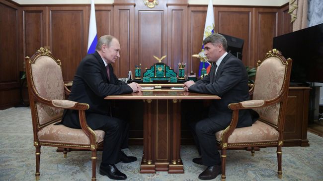 Президент РФ Владимир Путин и временно исполняющий обязанности главы Чувашской Республики Олег Николаев во время встречи Президент РФ Владимир Путин и временно исполняющий обязанности главы Чувашской Республики Олег Николаев во время встречи