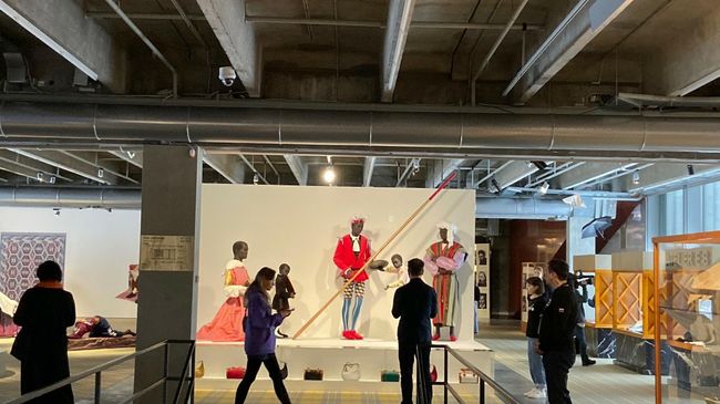 Выставка Atelier E.B Прохожий в Гараже