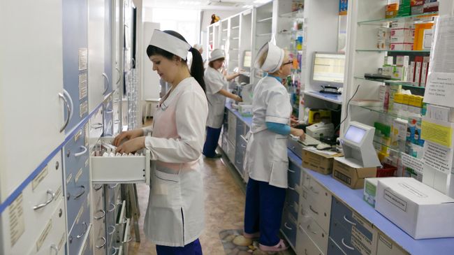 Фармацевты в аптеке Фармацевты в аптеке