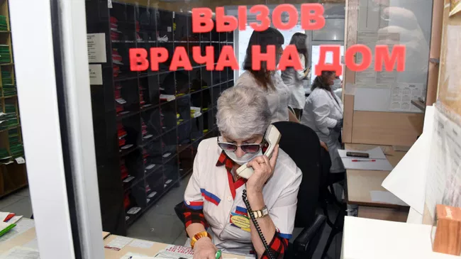 Медицинский работник в регистратуре поликлиники