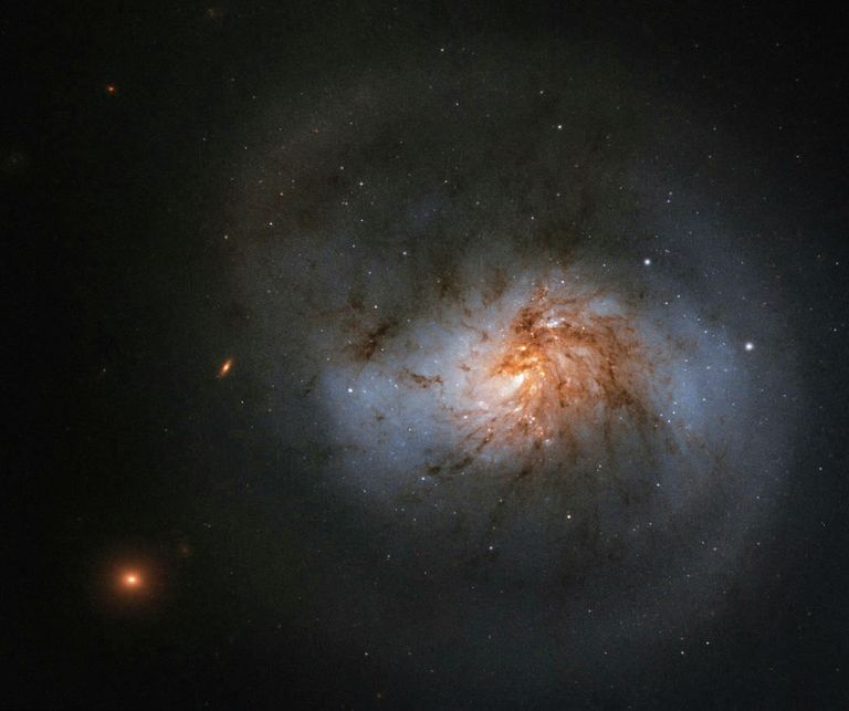 Галактика NGC 102, снятая телескопом Хаббл