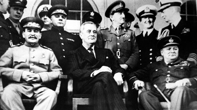 Великая Отечественная война 1941-1945 гг. Тегеранская конференция (28 ноября - 1 декабря 1943 г.) лидеров трех стран: председателя ГКО, генерального секретаря ЦК ВКП(б), председателя СНК СССР И. В. Сталина, президента США Ф. Д. Рузвельта, премьер-министра Великобритании У. Черчилля (слева направо) Великая Отечественная война 1941-1945 гг. Тегеранская конференция (28 ноября - 1 декабря 1943 г.) лидеров трех стран: председателя ГКО, генерального секретаря ЦК ВКП(б), председателя СНК СССР И. В. Сталина, президента США Ф. Д. Рузвельта, премьер-министра Великобритании У. Черчилля (слева направо)
