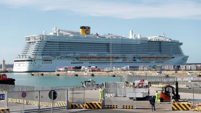 Круизный лайнер Costa Smeralda в порту Чивитавеккья Круизный лайнер Costa Smeralda в порту Чивитавеккья