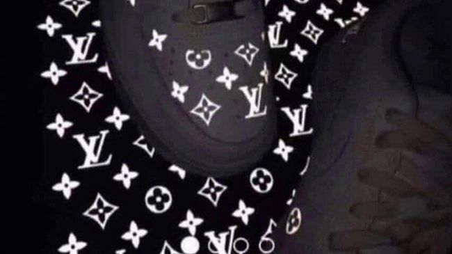 Кроссовки Louis Vuitton со светоотражающим логотипом Кроссовки Louis Vuitton со светоотражающим логотипом