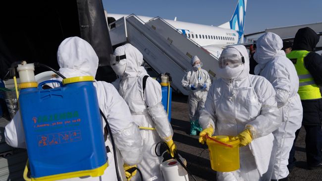 Учения спецслужб аэропорта по подготовке возможному прибытию инфицированных коронавирусом, в аэропорту Алматы Учения спецслужб аэропорта по подготовке возможному прибытию инфицированных коронавирусом, в аэропорту Алматы