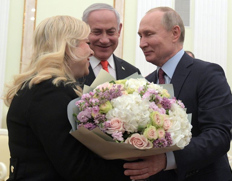 Президент РФ Владимир Путин и премьер-министр Израиля Биньямин Нетаньяху с супругой Сарой во время встречи Президент РФ Владимир Путин и премьер-министр Израиля Биньямин Нетаньяху с супругой Сарой во время встречи