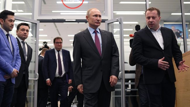 Владимир Путин во время посещения центра управления регионом в правительстве Московской области Владимир Путин во время посещения центра управления регионом в правительстве Московской области