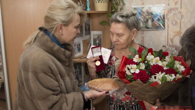 Заместитель председателя Керченского городского совета Лариса Щербула во время визита к блокадникам, проживающим в Керчи