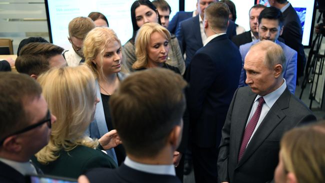 Президент РФ Владимир Путин во время посещения Центра управления регионом Московской области Президент РФ Владимир Путин во время посещения Центра управления регионом Московской области