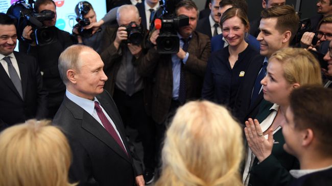 Президент РФ Владимир Путин во время посещения Центра управления регионом Московской области Президент РФ Владимир Путин во время посещения Центра управления регионом Московской области