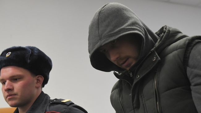 Бывший сотрудник полиции Максим Уметбаев перед началом заседания Басманного суда города Москвы