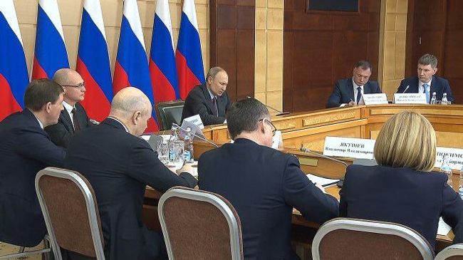 Путин рекомендовал муниципальным властям не засиживаться в кабинетах, встречаться с людьми Путин рекомендовал муниципальным властям не засиживаться в кабинетах, встречаться с людьми