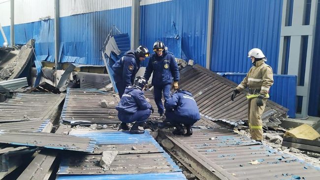 Сотрудники МЧС на месте взрыва газа на заводе резиновых изделий в Мценске Сотрудники МЧС на месте взрыва газа на заводе резиновых изделий в Мценске