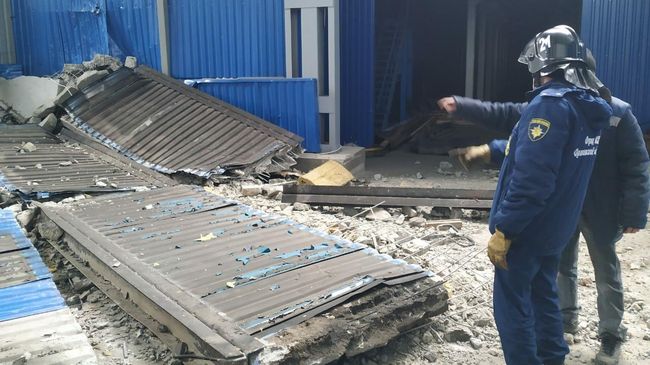 Сотрудники МЧС РФ на месте взрыва газа на заводе резиновых изделий в Мценске. 31 января 2020 Сотрудники МЧС РФ на месте взрыва газа на заводе резиновых изделий в Мценске. 31 января 2020