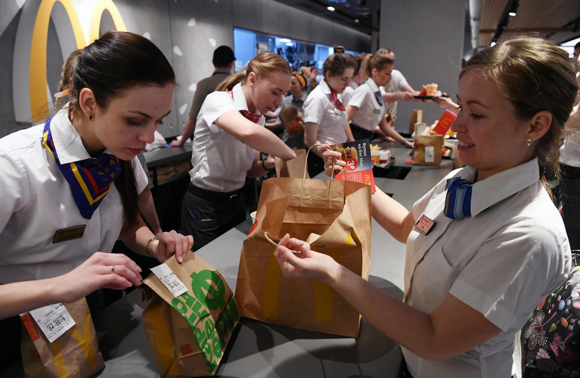Сотрудницы ресторана McDonalds на Пушкинской площади в Москве Сотрудницы ресторана McDonalds на Пушкинской площади в Москве - РИА Новости, 1920, 02.08.2021