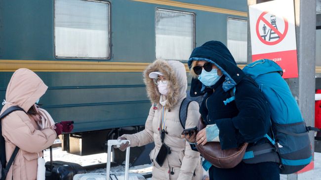 Пассажиры поезда Пекин - Москва на железнодорожном вокзале Иркутск-Пассажирский Пассажиры поезда Пекин - Москва на железнодорожном вокзале Иркутск-Пассажирский