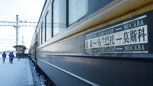 Поезд Пекин - Улан-Батор - Москва на железнодорожном вокзале Иркутск-Пассажирский Поезд Пекин - Улан-Батор - Москва на железнодорожном вокзале Иркутск-Пассажирский