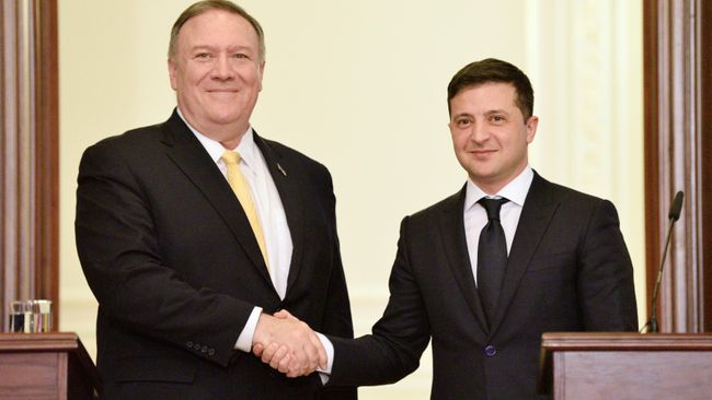 Госсекретарь США Майк Помпео и президент Украины Владимир Зеленский на пресс-конференции по итогам встречи в Киеве Госсекретарь США Майк Помпео и президент Украины Владимир Зеленский на пресс-конференции по итогам встречи в Киеве