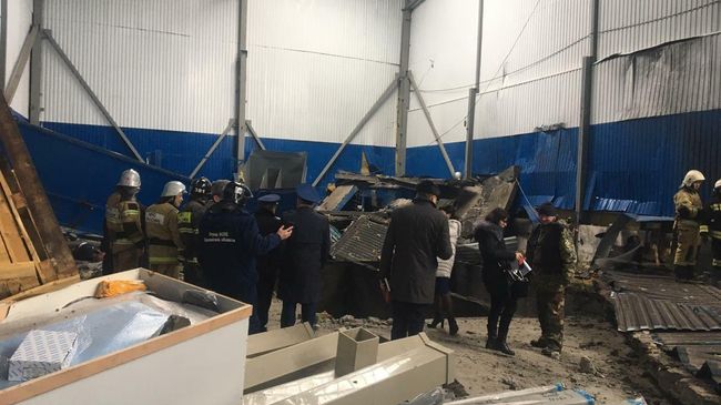 Сотрудники МЧС РФ на месте взрыва газа на заводе резиновых изделий в Мценске